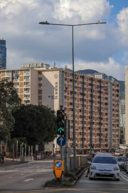 14 Eylül 2025 'te bir apartman kompleksinin yer aldığı hareketli bir şehir manzarası