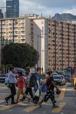 14 Eylül 2025 'te bir apartman kompleksinin yer aldığı hareketli bir şehir manzarası