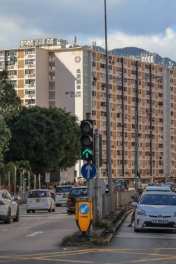 14 Eylül 2025 'te bir apartman kompleksinin yer aldığı hareketli bir şehir manzarası