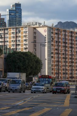 14 Eylül 2025 'te bir apartman kompleksinin yer aldığı hareketli bir şehir manzarası