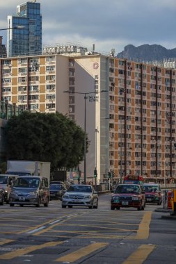 14 Eylül 2025 'te bir apartman kompleksinin yer aldığı hareketli bir şehir manzarası