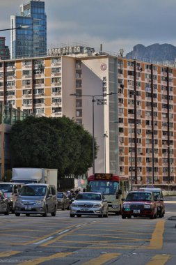 14 Eylül 2025 'te bir apartman kompleksinin yer aldığı hareketli bir şehir manzarası