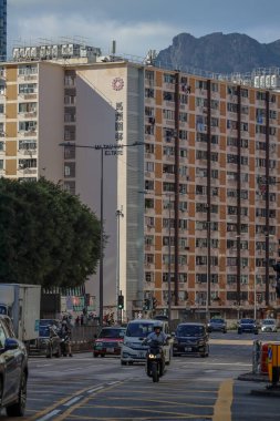 14 Eylül 2025 'te bir apartman kompleksinin yer aldığı hareketli bir şehir manzarası