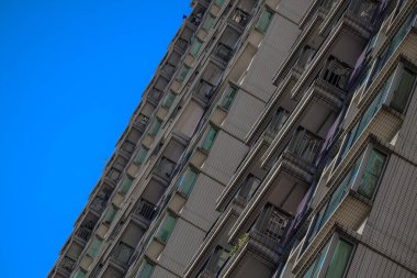 Büyük şehir apartmanı 14 Eylül 2025 'te çapraz olarak fotoğraflandı.