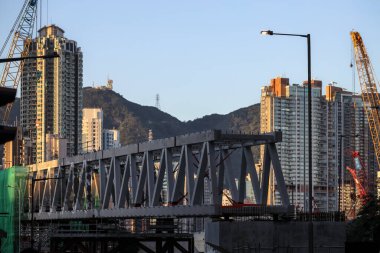 14 Eylül 2025 'te dinamik bir şehir manzarasında çelik köprü yapısı inşa ediliyor.