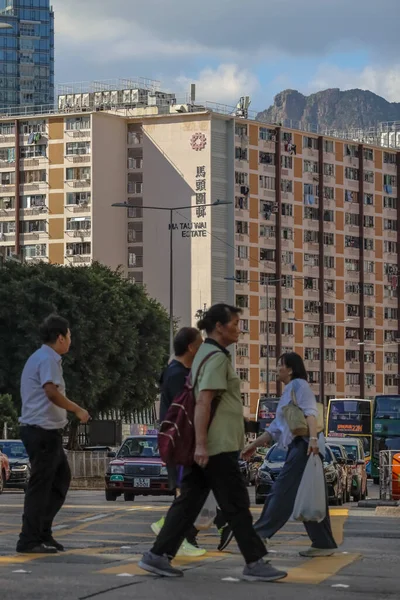 14 Eylül 2025 'te bir apartman kompleksinin yer aldığı hareketli bir şehir manzarası