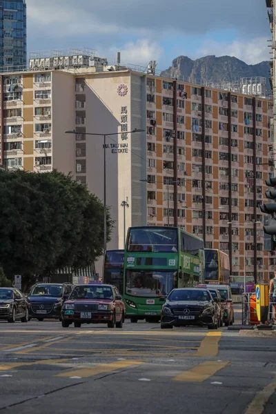 14 Eylül 2025 'te bir apartman kompleksinin yer aldığı hareketli bir şehir manzarası