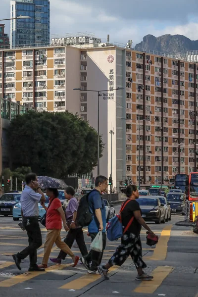 14 Eylül 2025 'te bir apartman kompleksinin yer aldığı hareketli bir şehir manzarası