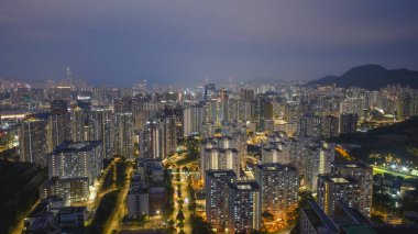 Tarihi bölge atmosferik şehir ışıkları altında aydınlandı. 1 Kasım 2025