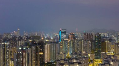 Tarihi bölge atmosferik şehir ışıkları altında aydınlandı. 1 Kasım 2025