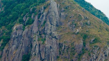 Panoramik şehir manzaralı dramatik uçurum kenarı yürüyüşü 1 Kasım 2025