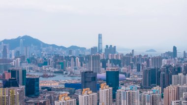 Kowloon 1 Kasım 2025 'te tarihi mahalleler ve ufuk çizgisi manzarası