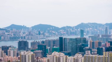 Kowloon Körfezi 'ndeki modern ofis silueti ticari merkez Nov 12025