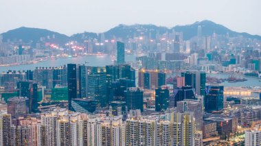 Kowloon Körfezi 'ndeki modern ofis silueti ticari merkez Nov 12025