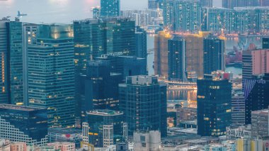 Kowloon Körfezi 'ndeki modern ofis silueti ticari merkez Nov 12025