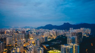 Kowloon 12025, Hammer Hill 'den şehir gece manzarası.