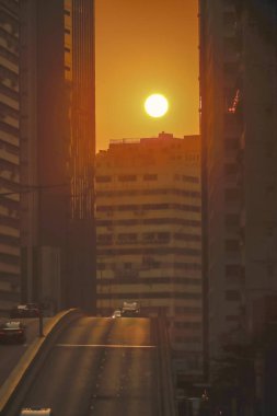 Meşgul Hong Kong caddelerinin karşısındaki Güneş Sıralaması Anının Çekimi, 6 Aralık 2025