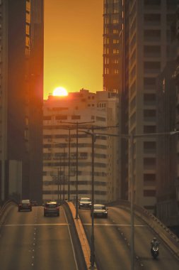 6 Aralık 2025 'te Hong Kong Şehir Sokakları' nda Güneş Hizalanması