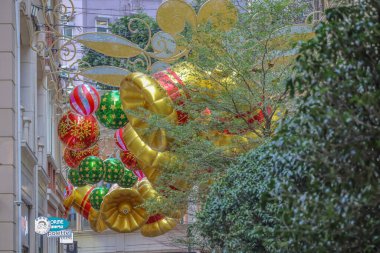 Bayram Dekorasyonu Parlak Alışveriş Merkezi İç Mekanları, 6 Aralık 2025 