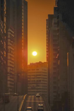 Metropolis Duvarları Arasında Yoğun Güneş Diski Fotoğraflama, 6 Aralık 2025