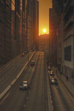 Günbatımı, 6 Aralık 2025 'te, Hong Kong şehrinin gökdelenleriyle mükemmel bir uyum içinde.