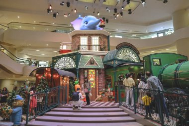 Işıklar ve mutlu ailelerle donatılmış şenlikli demiryolu teması