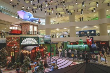 Işıklar ve mutlu ailelerle donatılmış şenlikli demiryolu teması