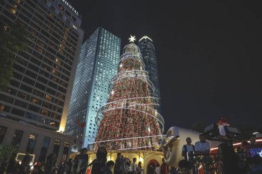 Şenlikli şehir röfleleri, pazarlar, ışıklar, deniz kenarı kutlamaları