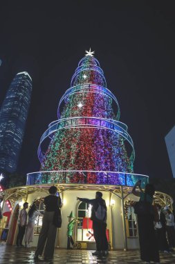 Şenlikli şehir röfleleri, pazarlar, ışıklar, deniz kenarı kutlamaları