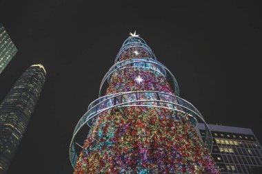 Şenlikli şehir röfleleri, pazarlar, ışıklar, deniz kenarı kutlamaları