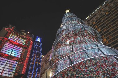 Şenlikli şehir röfleleri, pazarlar, ışıklar, deniz kenarı kutlamaları