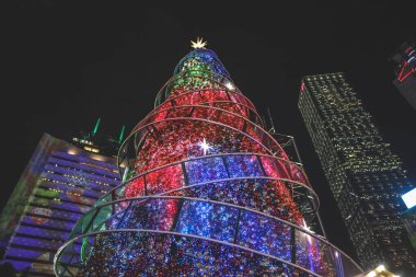 Şenlikli şehir röfleleri, pazarlar, ışıklar, deniz kenarı kutlamaları