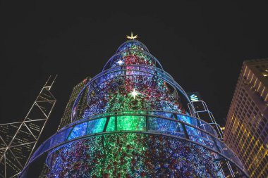 Şenlikli şehir röfleleri, pazarlar, ışıklar, deniz kenarı kutlamaları