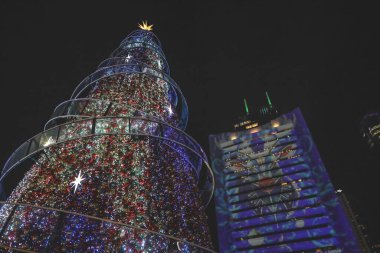 Şenlikli şehir röfleleri, pazarlar, ışıklar, deniz kenarı kutlamaları