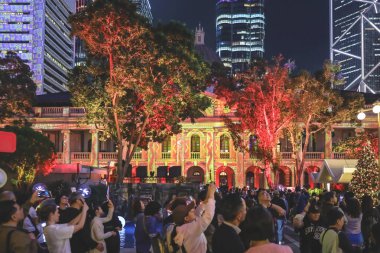 Şenlikli şehir röfleleri, pazarlar, ışıklar, deniz kenarı kutlamaları