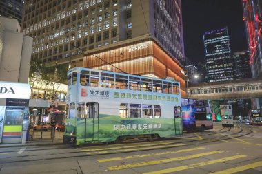 Uzun pozlama tramvayları, neon ışıkları, şehir hareket bulanıklığı