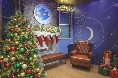 Aydınlatılmış Noel dekorasyonunun yer aldığı bayram şenliği