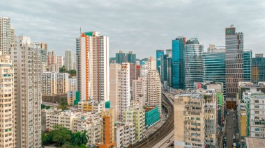 Metro rayları ve el ilanları olan şehir merkezi 14 Aralık 2025