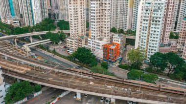 Şehir Hong Kong manzaralı metro rayları ve el ilanları ile 14 Aralık 2025