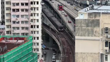Hong Kong 14 Aralık 2025 'te Ngau Tau Kok Metro İstasyonu' ndaki banliyö sakinleri.