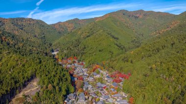 Tarihi manastır tapınağı Ohara Ormanı dağ vadisi 23 Kasım 2025