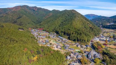 Ohara Kyoto 'da geniş bir çim düzlüğü. Japonya 23 Kasım 2025' te düştü.