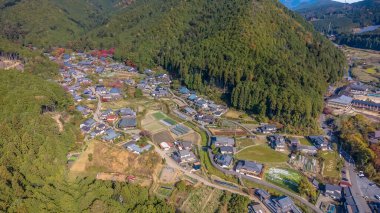 Ohara Kyoto 'da geniş bir çim düzlüğü. Japonya 23 Kasım 2025' te düştü.