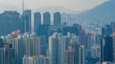 Ufuk çizgisini kaplayan yoğun sis ciddi hava kirliliğini vurguluyor. 18 Aralık 2025