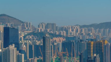 Canlı şehir ışıkları altındaki yüksek binaların yoğun ufuk çizgisi 17 Aralık 2025