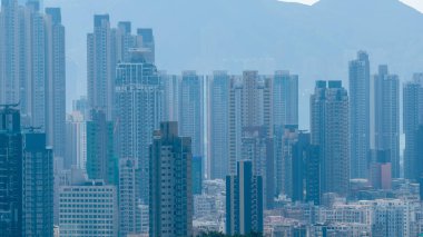 Ufuk çizgisini kaplayan yoğun sis ciddi hava kirliliğini vurguluyor 17 Aralık 2025