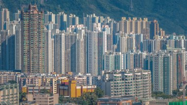 Yeşillik okulları ve ulaşım aralığı 17 Aralık 2025 olan sakin bir mahalle.