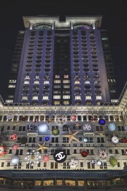 Gece manzaralı, süslemeli bir bina. Büyük bir Noel ile süslenmiş.