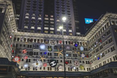 Gece manzaralı, süslemeli bir bina. Büyük bir Noel ile süslenmiş.