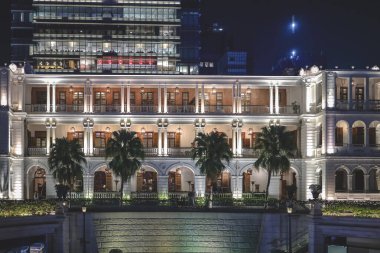 Gece siluetine karşı parlayan 1881 tarihli miras binası